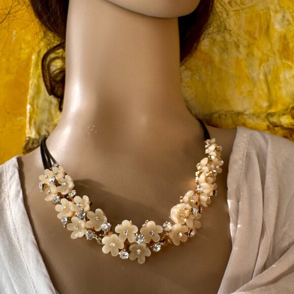 Cute Floral Necklace - Picture 2 of 5